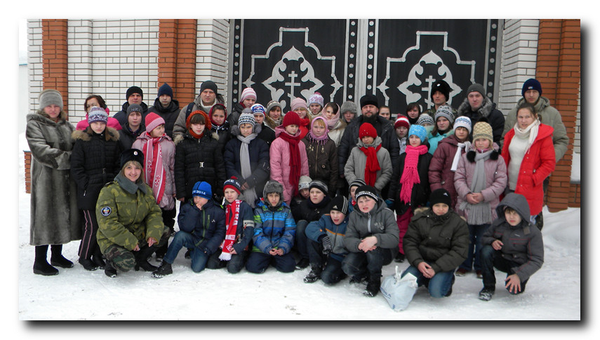 Дети у святых врат.