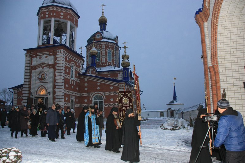 Начало крестного хода на источник